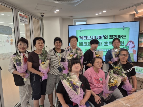 꽃다발을 완성한 후 단체사진