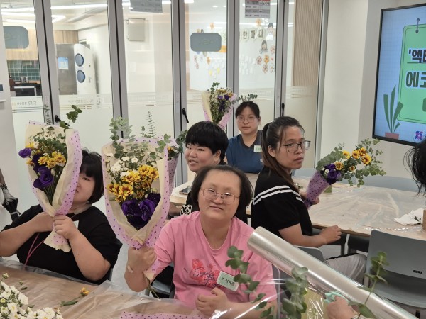 꽃다발을 완성하는 만족해하는 모습