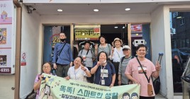 무인카페 앞에서 성인문해교육 단체사진