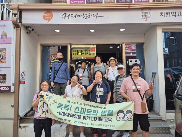 무인카페 앞에서 성인문해교육 단체사진