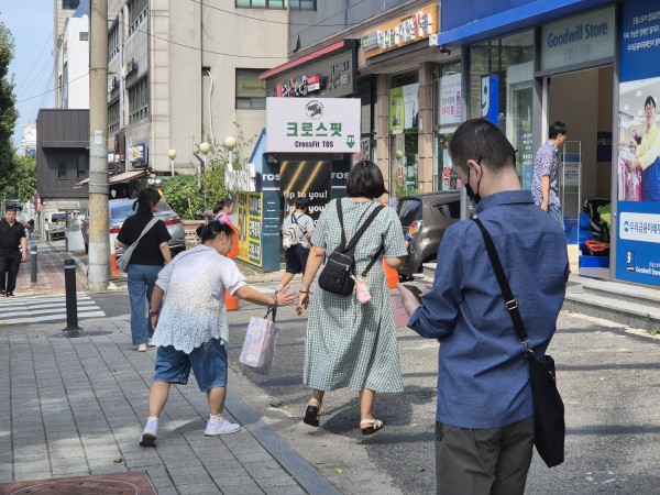 지도어플을 활용하여 길을 확인하는 모습