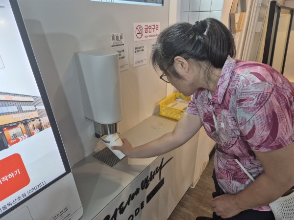 컵에 직접 음료를 받는 모습