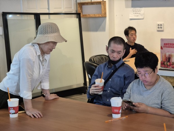 어플의 궁금한 점을 물어보는 모습
