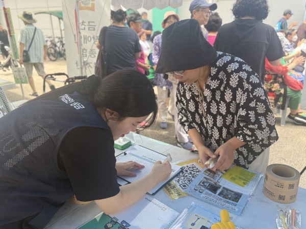 경사로 상점 이야기하는 모습