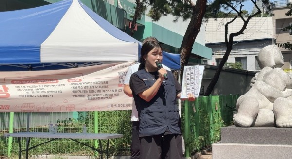 경사로 및 그림글자판 홍보하는 모습