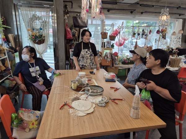 강사가 라탄방법을 설명하는 모습