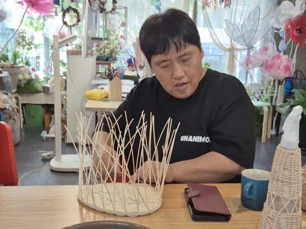 라탄을 엮는 이용인의 모습