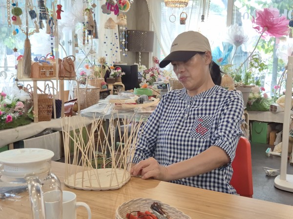 나무 판에 라탄을 엮는 모습