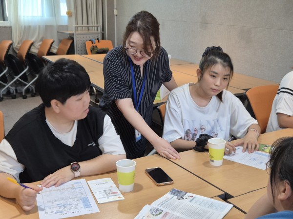 상담접수를 진행하는 모습
