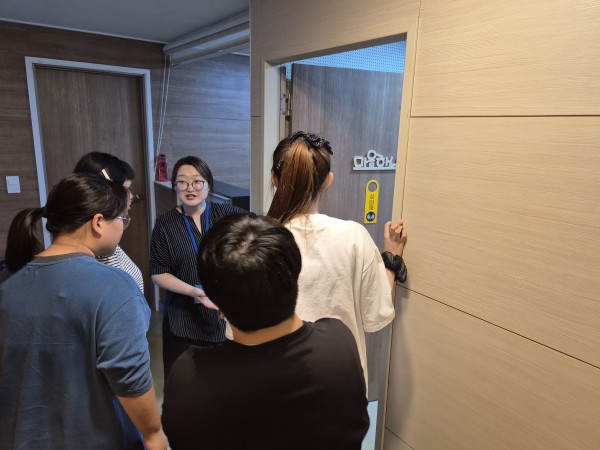상담실을 소개하는 모습