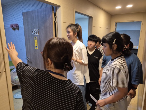 상담실 내부를 구경하는 모습