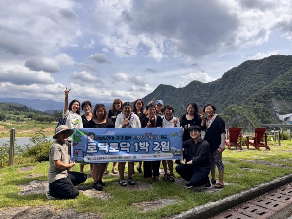 도담삼봉 배경으로 단체사진 촬영 모습