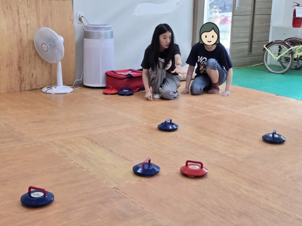 컬링스톤 투구 연습하는 모습