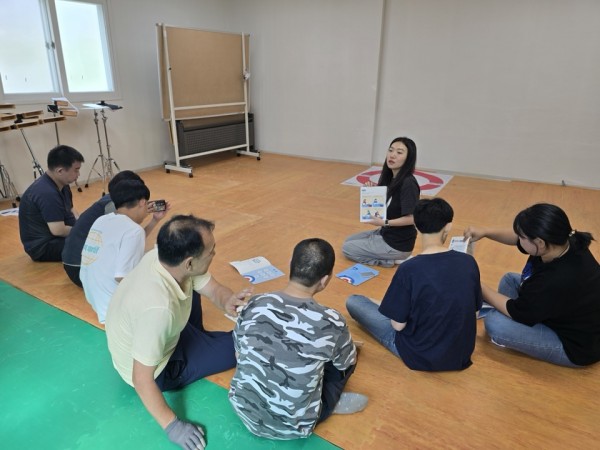 쉬운컬링 책자로 기본 규칙 익히는 모습