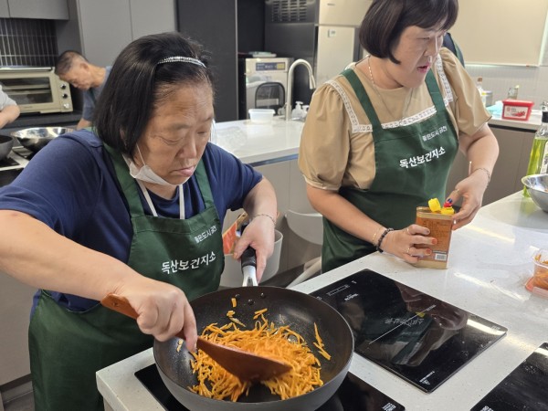 양념과 함께 진미채 볶는 모습