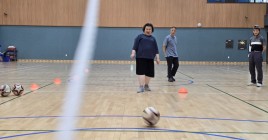  축구 골대를 향해 공이 굴러가는 모습