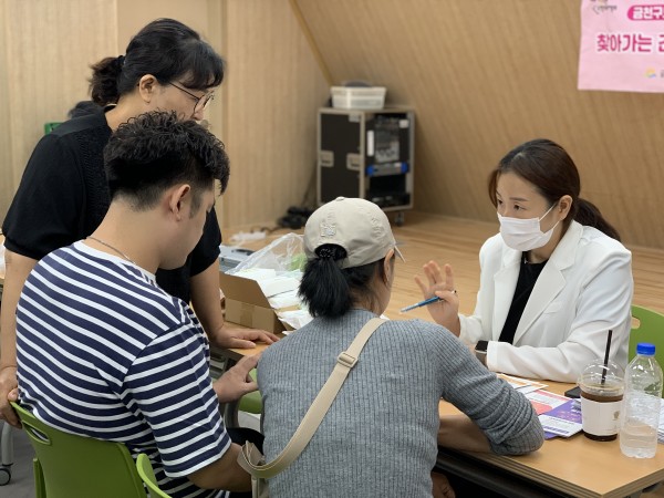 검사결과 상담받는 모습