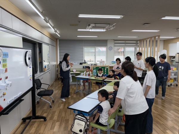 특수학급에서 설명하는 모습