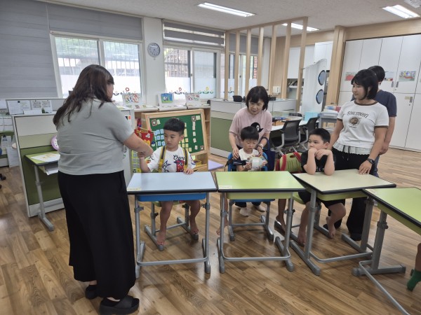 특수교사와 인사하는 모습