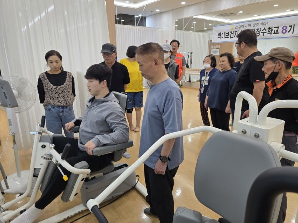 기구 사용방법을 배우는 모습