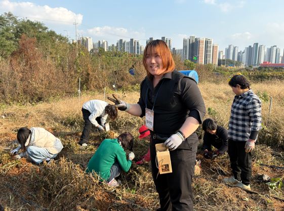 직접 땅콩을 캐는 것에 흥미를 느끼고 있는 참여자 모습
