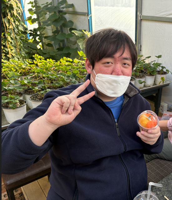 직접 만든 호박비누를 들고 사진을 찍고있는 참여자 모습