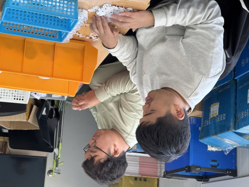 작업에 집중하는 모습