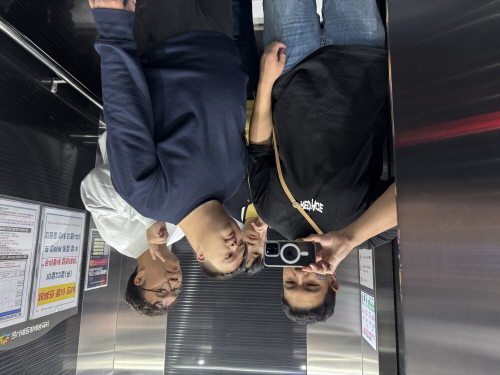 엘리베이터에서 함께 찍은 사진