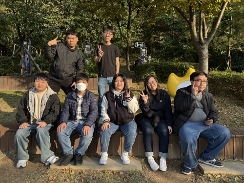 호암산 앞에서 찍은 단체사진