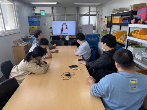 머리감는 방법을 시청하는 모습