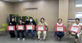 장애인일자리사업 참여자가 추석선물 받는 모습