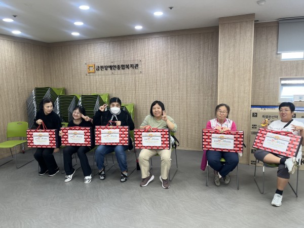 장애인일자리사업 참여자가 추석선물 받는 모습