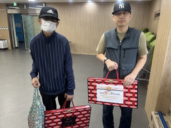 장애인일자리사업 참여자 대상 추석선물 세트 배부 모습
