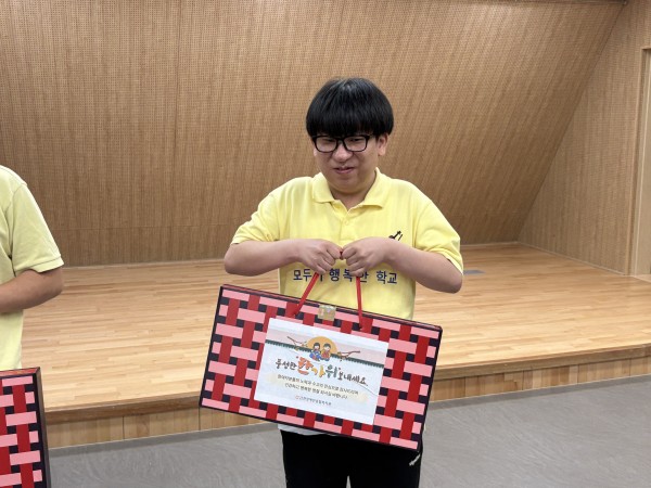 오케스트라 인식개선강사로 일자리 근무 중인 참여자 모습