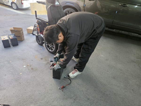 기존 배터리를 빼는 모습