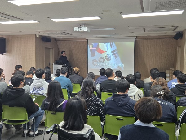 소방서에서 제작한 화재 대피 안내 영상을 시청하는 모습