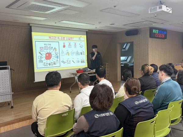 모의대피훈련에 대해 설명하는 중