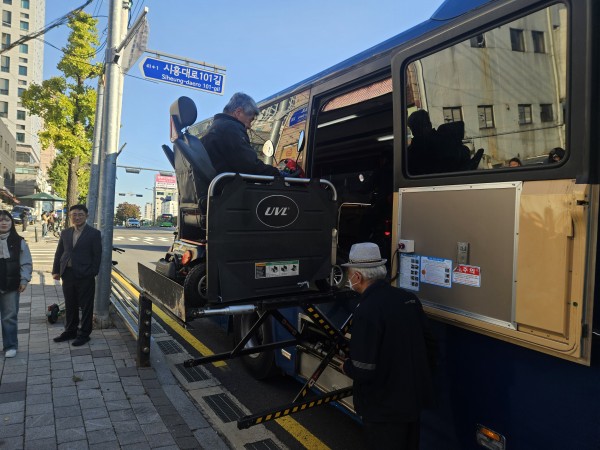 특장차량 버스 탑승하는 이용인