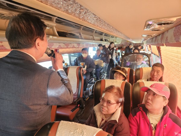 출발 전 인사를 전하는 이인식 의장님