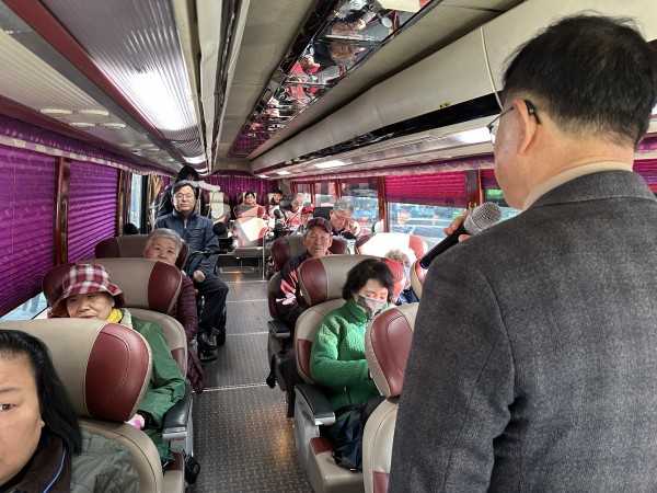 출발 전 인사를 전하는 최기상 의원님