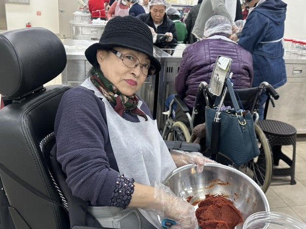 고추장 만드는 중인 이용인