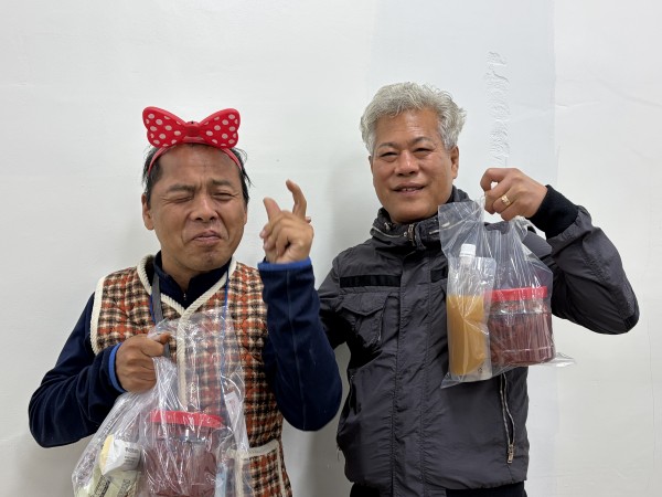 직접 만든 고추장과 함께 찍은 이용인들