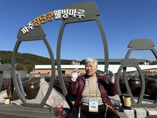 파주장단콩웰빙마루 야외에서 사진 찍는 이용인