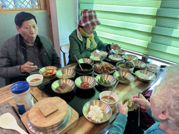 맛있게 점심식사 중인 이용인들1