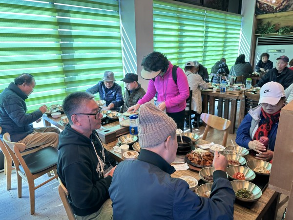 맛있게 점심식사 중인 이용인들2