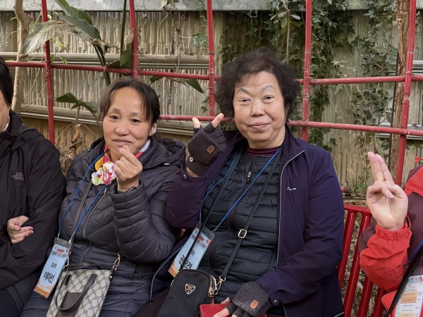 산책로에서 함께 사진찍는 이용인들