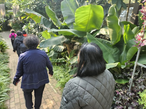 퍼스트가든 수목원에서 산책하는 이용인들