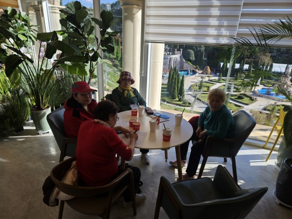 카페에서 담소중인 이용인들2