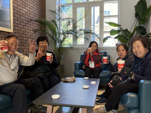 음료와 함께 사진찍는 이용인들