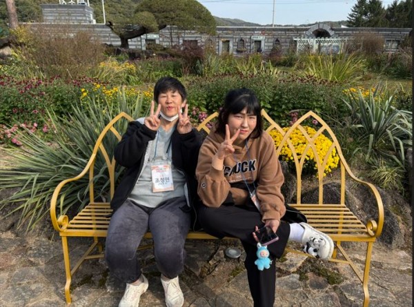 딸과 어머니가 함께 벽초지 수목원에서 사진을 찍는 모습